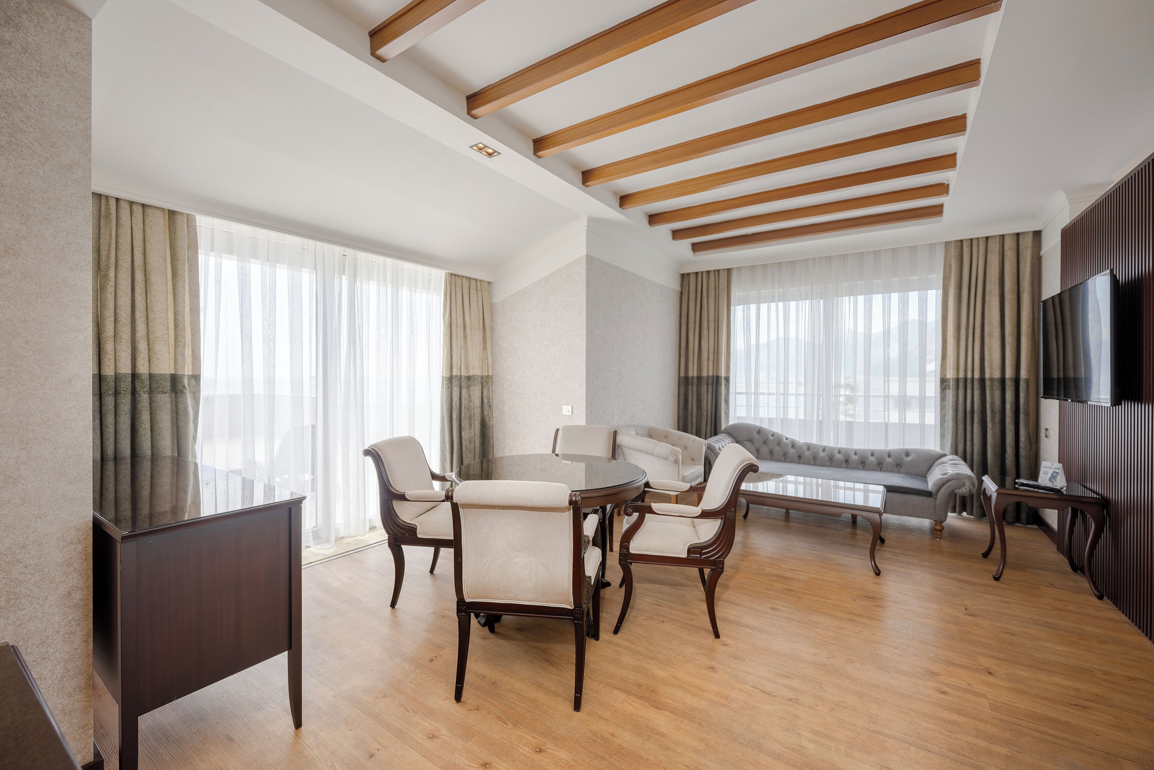 Senior Suite | Living area | LCD TV, foosball, table tennis, books