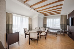 Svit Senior | Vardagsrum | LCD-tv, bordsfotboll, ett bordtennisbord och böcker