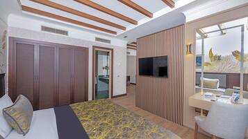 Une chambre d’hôtel moderne, dotée d’un grand lit, d’un bureau et d’une télévision.