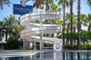 Piscine extérieure, parasols de plage, chaises longues