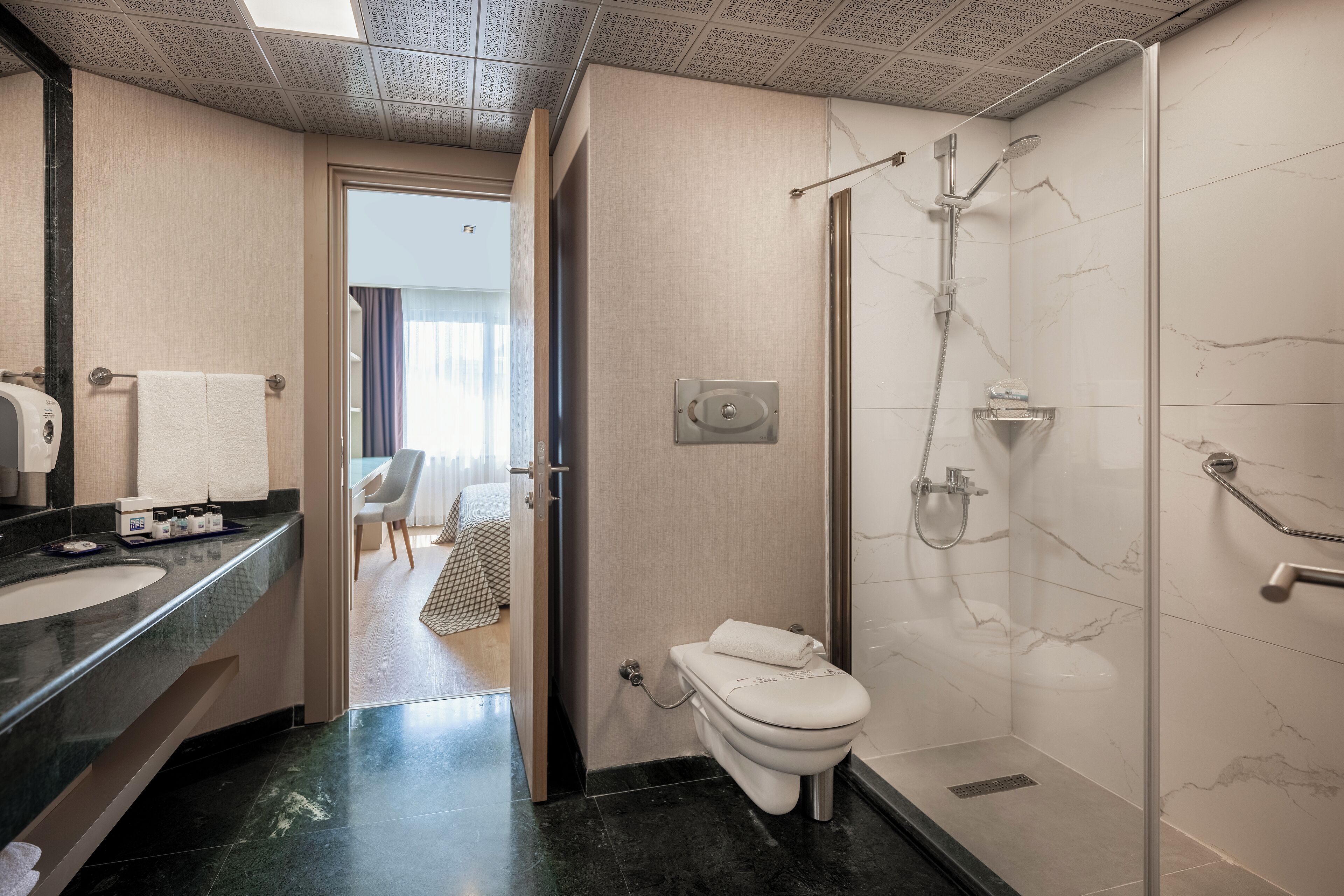 junior room | bathroom | free toiletries, hair dryer, towels