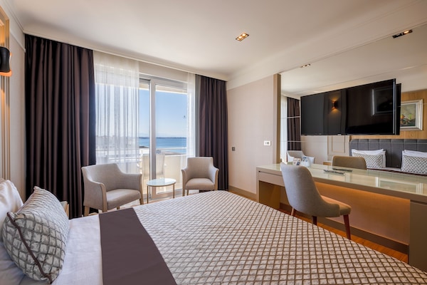 Standard Double Room, Side Sea View | Vue de la chambre