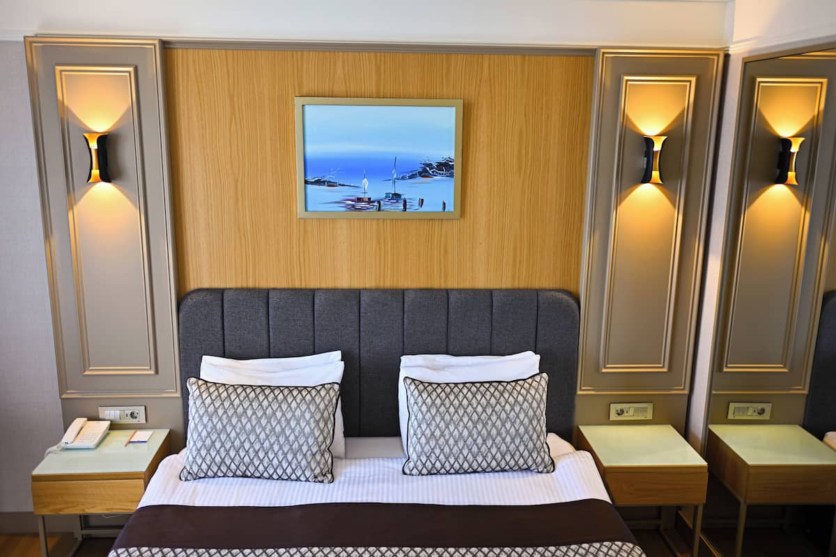 1 bedroom, in-room safe, desk, soundproofing