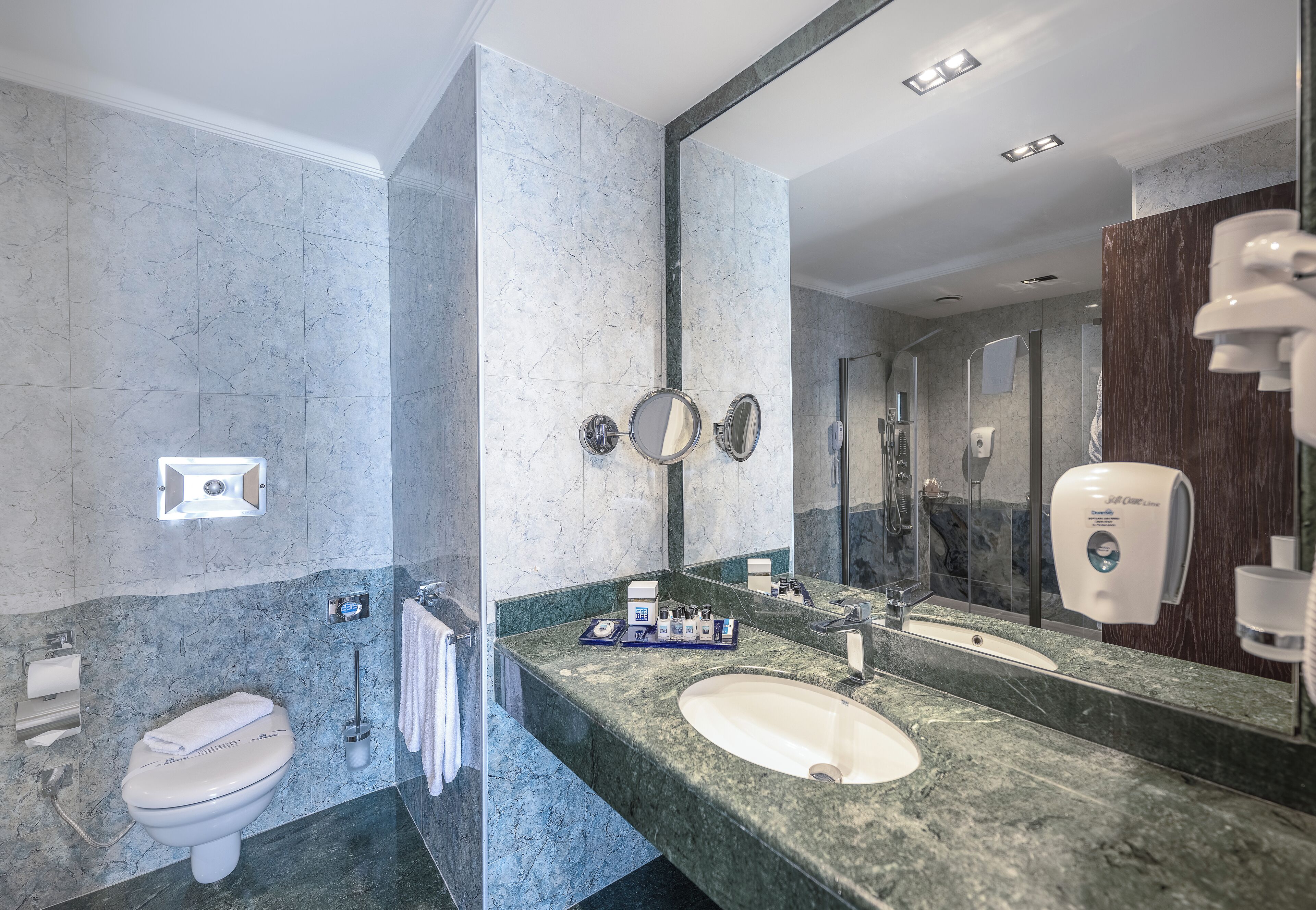 senior suite | bathroom | free toiletries, hair dryer, towels