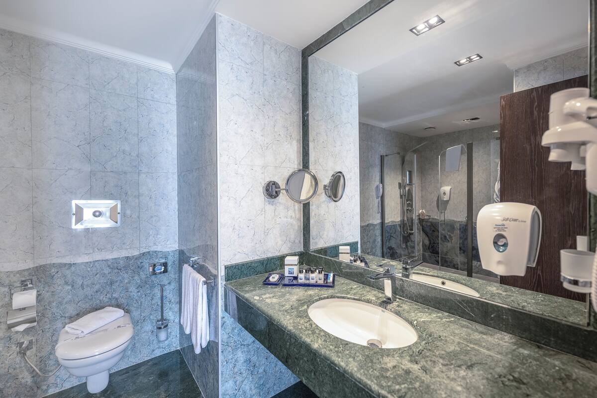 senior suite | bathroom | free toiletries, hair dryer, towels