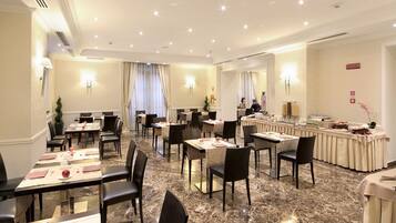 TĂ€gliches FrĂŒhstĂŒcksbuffet (12.00 EUR pro Person)