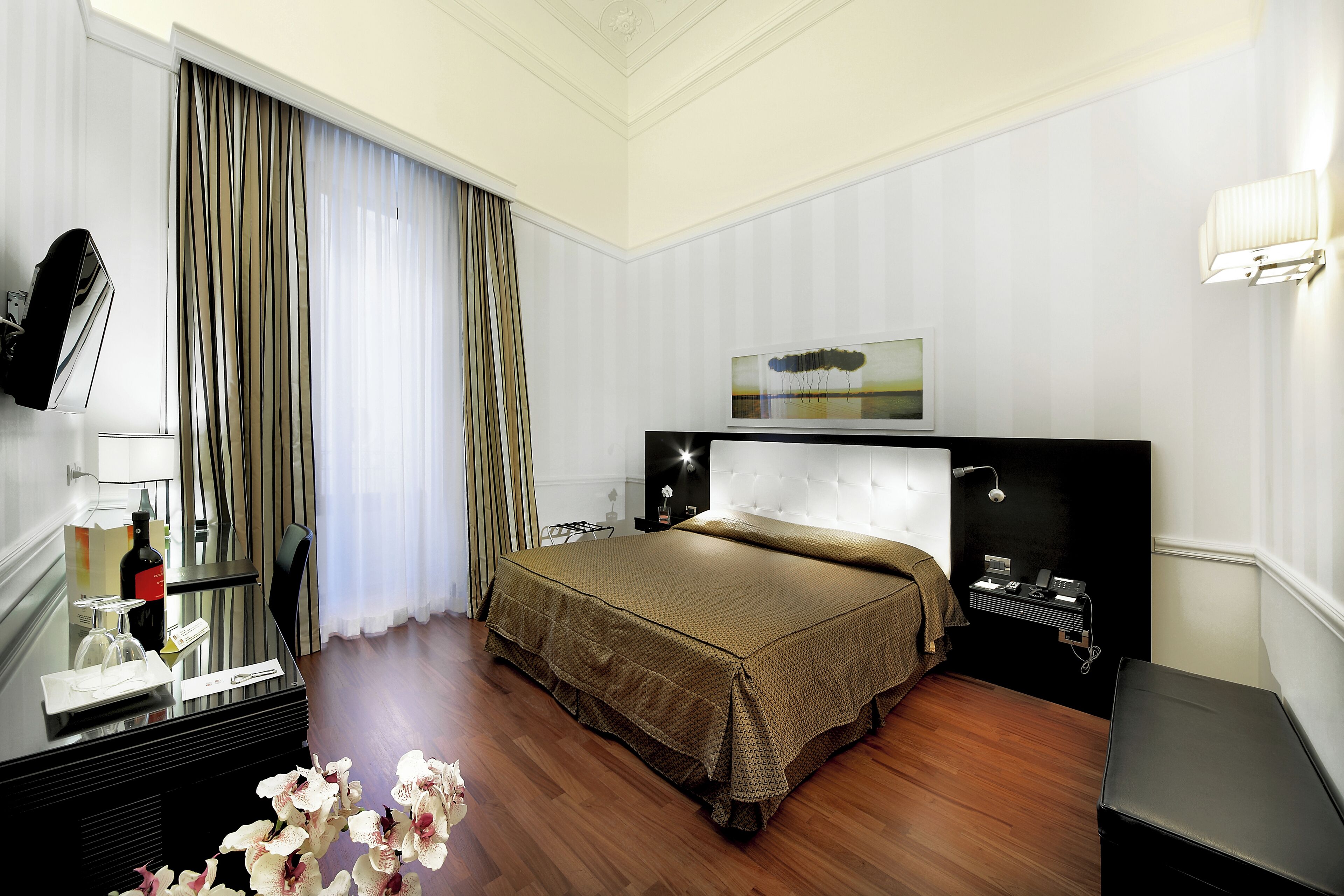 Minibar, coffres-forts dans les chambres, bureau