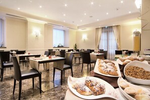 Desayuno buffet todos los días (con cargo)