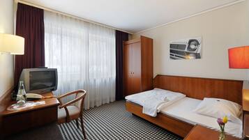 Allergitestade sÀngklÀder, minibar och vÀrdeförvaringsskÄp pÄ rummet