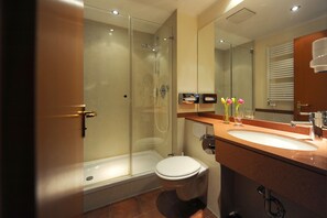 Suihku, hiustenkuivaaja, pyyhkeet