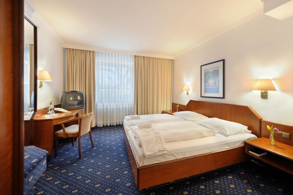 Double Room | Hypo-allergenic bedding available, minibar, in-room safe, desk