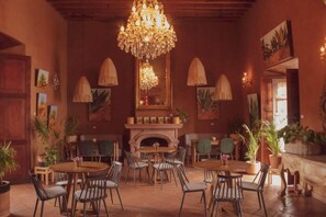 S'hi serveixen esmorzars, dinars i sopars 