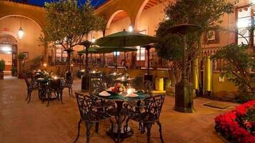 Phục vụ bữa sáng, bữa trưa và bữa tối