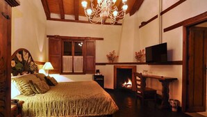 Premium bedding, down duvets, memory-foam beds, minibar - La Mansion De Los Suenos Hotel (Patzcuaro)