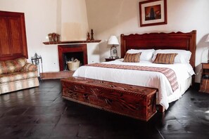 Premium bedding, down duvets, memory-foam beds, minibar - La Mansion De Los Suenos Hotel (Patzcuaro)