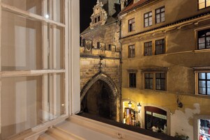 Suite | Hypo-allergenic bedding, minibar, in-room safe, individually furnished