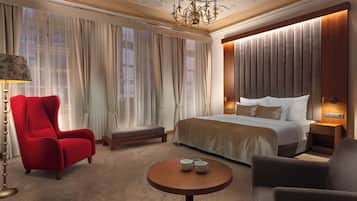 Suite | Hypo-allergenic bedding, minibar, in-room safe, individually furnished