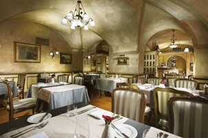 Lunch and dinner served, international cuisine