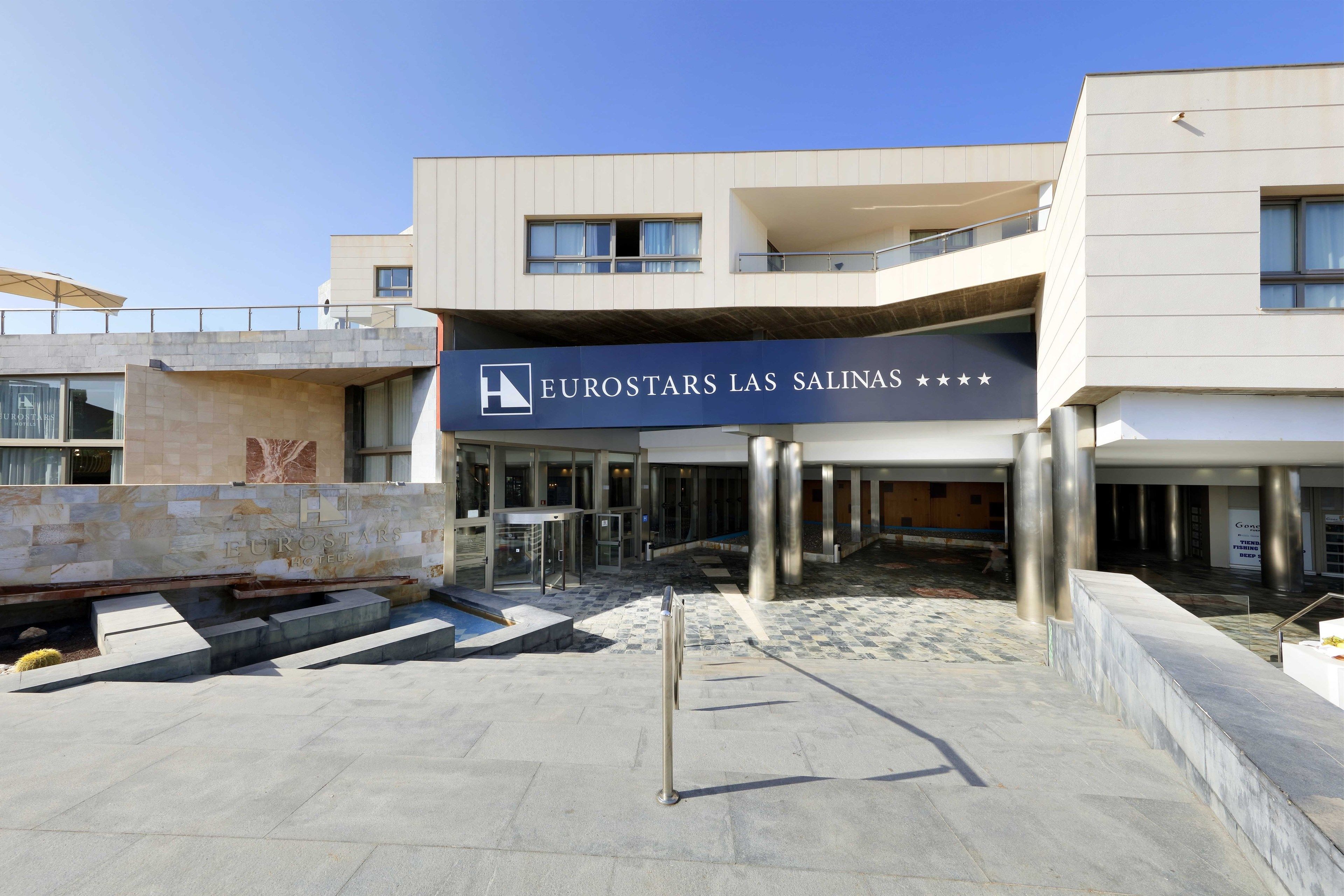 Un edificio moderno con un letrero que dice "Eurostars Las Salinas".