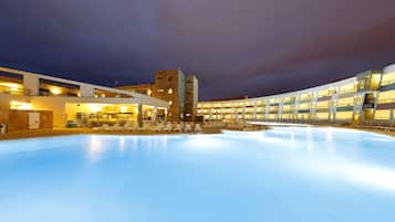 Alberca al aire libre, acceso de 10:00 a 18:00, y camastros