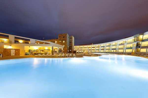 Outdoor pool, open 10:00 AM to 6:00 PM, sun loungers