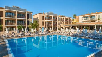 Piscine extérieure, parasols de plage, chaises longues