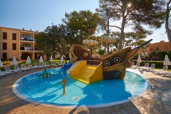 A swimming pool with a ship-themed slide and a lifeguard stand. - Protur Floriana Resort Aparthotel - All inclusive (Son Servera)