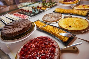 A variety of desserts on display, including cakes and pies. - Protur Floriana Resort Aparthotel - All inclusive (Son Servera)