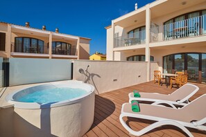 A rooftop terrace with a hot tub, lounge chairs, and a dining area. - Protur Floriana Resort Aparthotel - All inclusive (Son Servera)