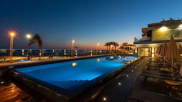 Utomhuspool, öppet 09.00 till 20.00, parasoller och solstolar