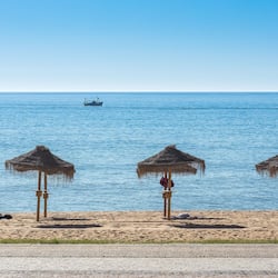En la playa, arena blanca, camas de playa, sillas reclinables de playa