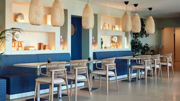 Bar junto a la piscina