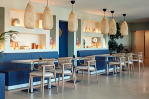 Bar junto a la piscina