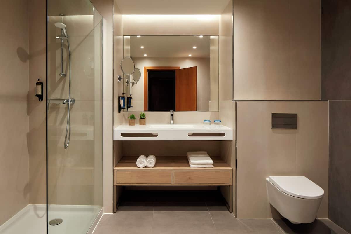 superior double or twin room, partial ocean view | bathroom | shower, free toiletries, hair dryer, towels