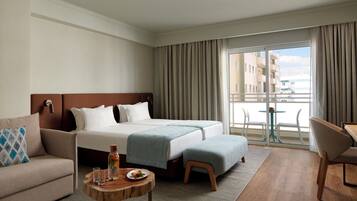 Chambre Supérieure Double ou avec lits jumeaux, vue partielle sur l'océan | Minibar, coffres-forts dans les chambres, rideaux occultants