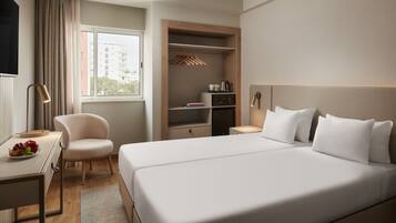 Minibar, coffres-forts dans les chambres, rideaux occultants