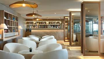 2 quầy bar/khu lounge, quầy bar bên hồ bơi