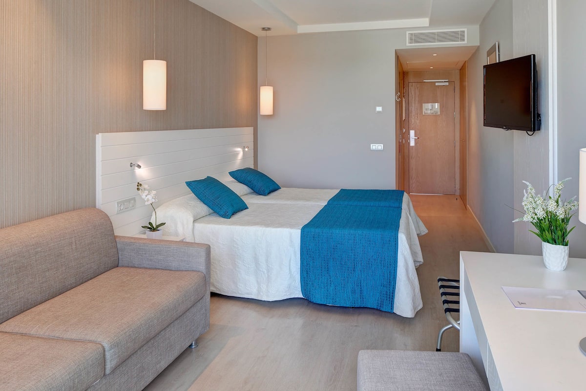 in-room safe, desk, free wifi, bed sheets