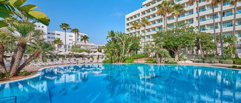 Piscine couverte, piscine extérieure, chaises longues