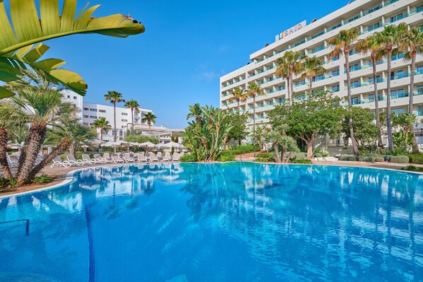 Piscina interna, piscina externa, espreguiçadeiras