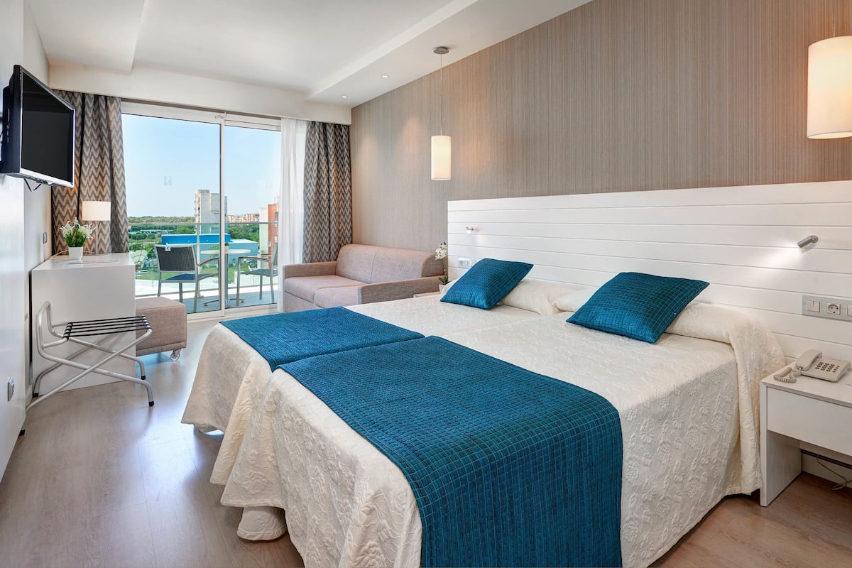 in-room safe, desk, free wifi, bed sheets