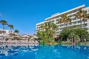 Piscina interna, piscina externa, espreguiçadeiras