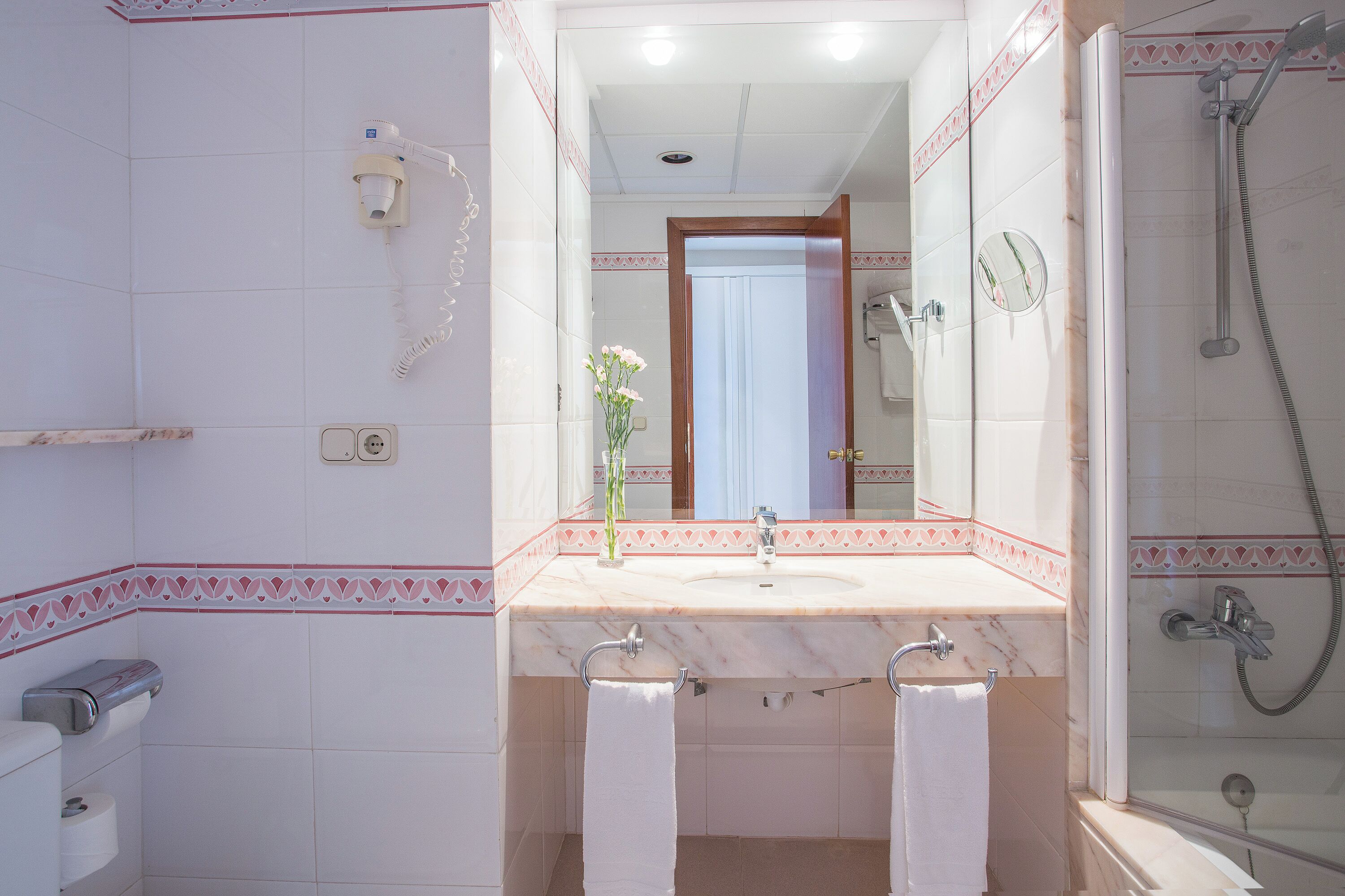 shower, free toiletries, hair dryer, towels