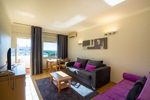 Cortinas blackout, wifi gratis y ropa de cama 