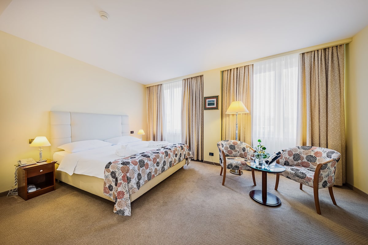 Habitación doble Deluxe, 1 cama King size | Ropa de cama hipoalergénica y minibar