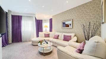 Executive-Suite, 1 King-Bett, Stadtblick | Allergikerbettwaren, Zimmersafe, Schreibtisch, Verdunkelungsvorhänge