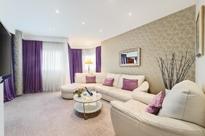 Executive Suite, 1 King Bed, City View