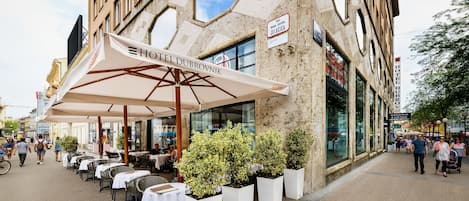 Un hôtel doté d’une terrasse, une enseigne indiquant « HÔTEL DUBROVNIK », et une vue sur la rue.