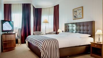 Standard Double Room, 1 King bed | Hypo-allergenic bedding, in-room safe, desk, blackout drapes