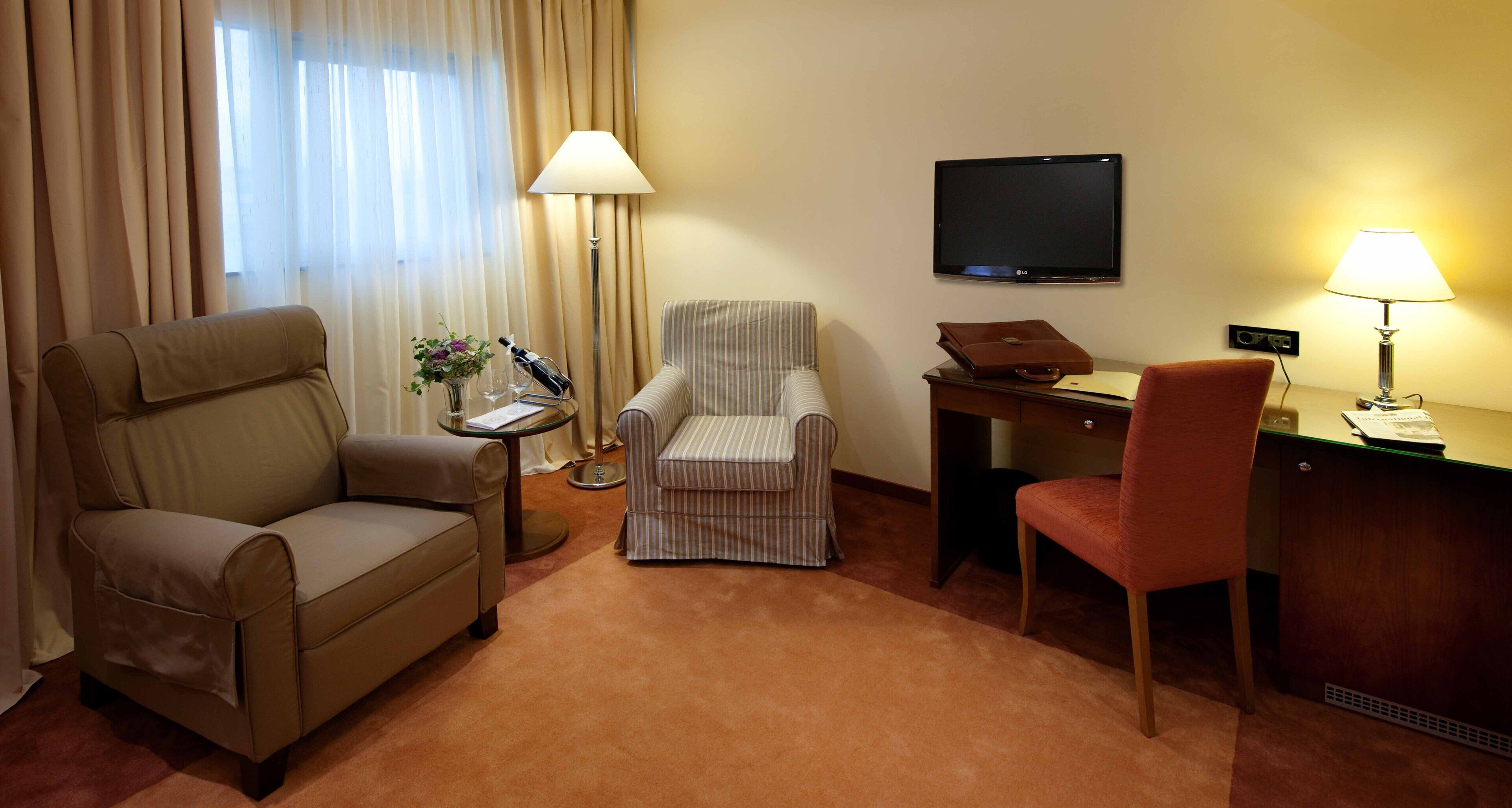 32-inch lcd tv with digital channels, tv, pay films